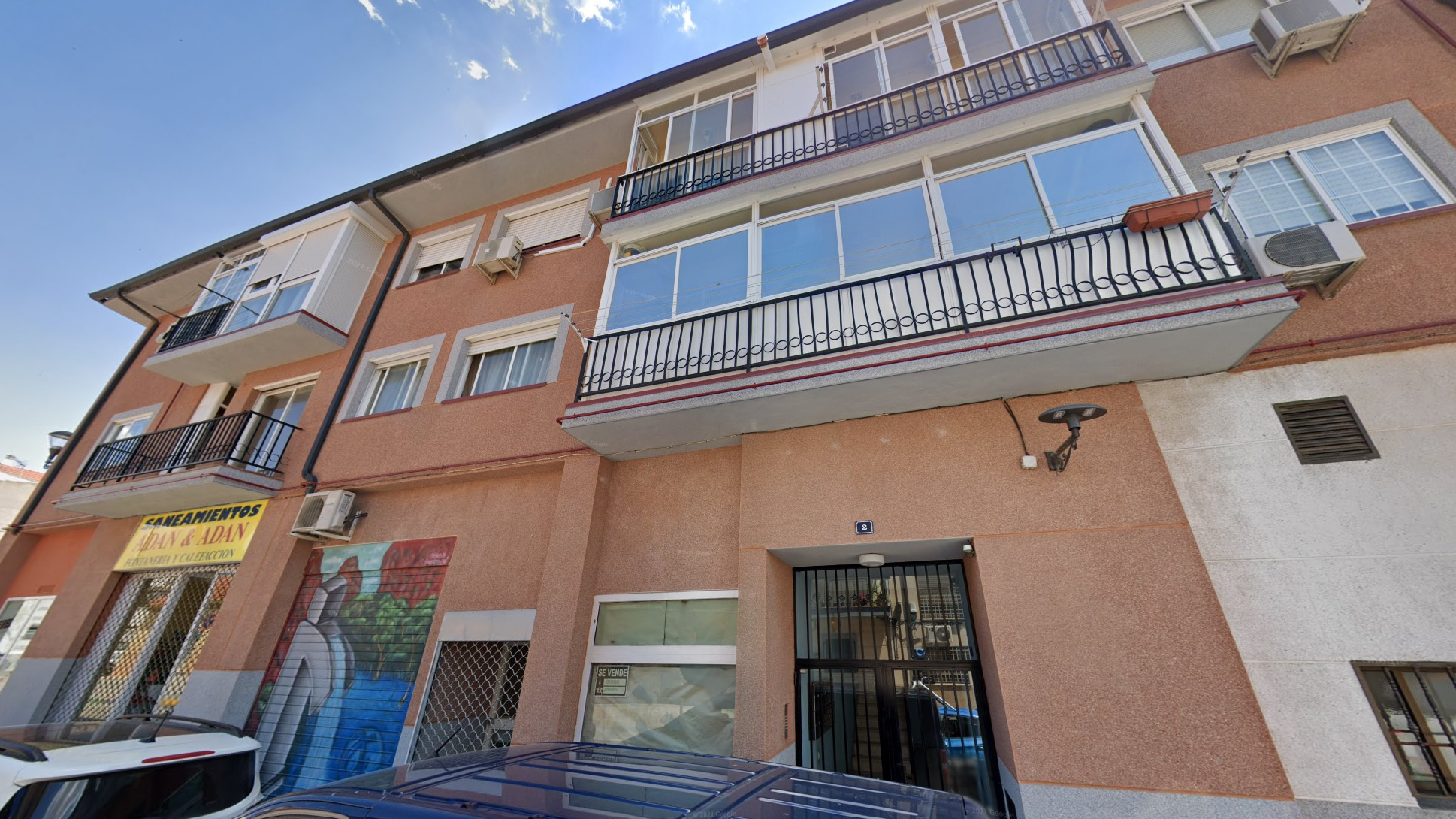 Fachada terminada de la rehabilitación en la mancomunidad C/ Mejorada 2, Velilla de San Antonio, Madrid